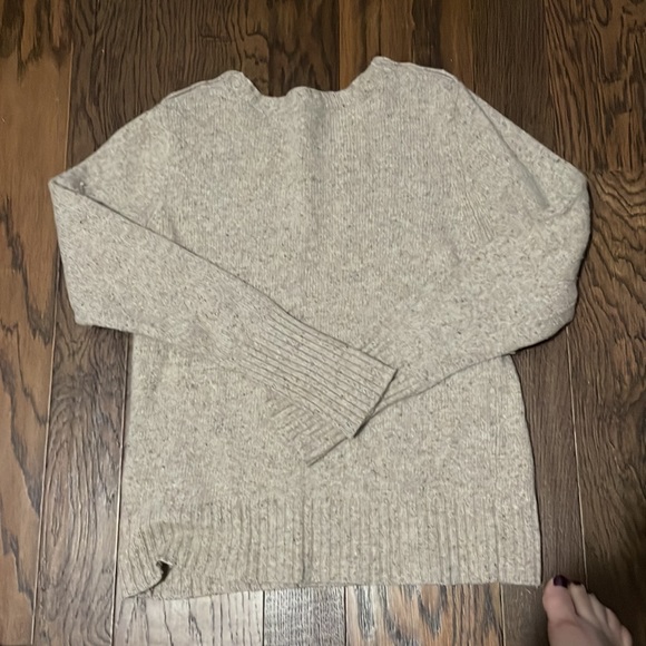 JCREW women’s light tan specked sweater with wide bottom and three buttons - Picture 5 of 6